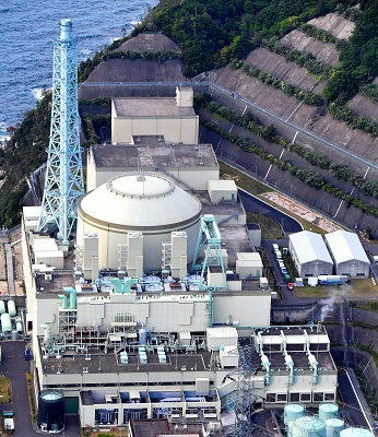 写真・図版 : 高速増殖原型炉もんじゅ。プルトニウムの消費を見込んでいたが、廃炉の方針が決まった＝福井県敦賀市