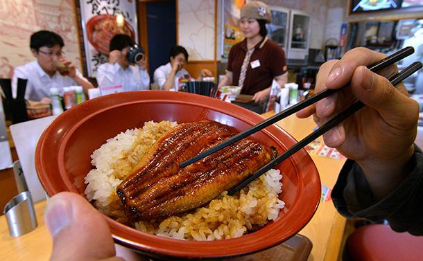 写真・図版 : 一般家庭では米の消費が減りつづけ、外食や中食が伸びている