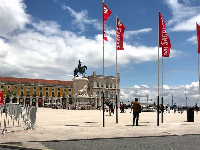 写真・図版 : GENサミットはポルトガル・リスボンのコメルツ広場に設置された会場で開催された（筆者撮影）