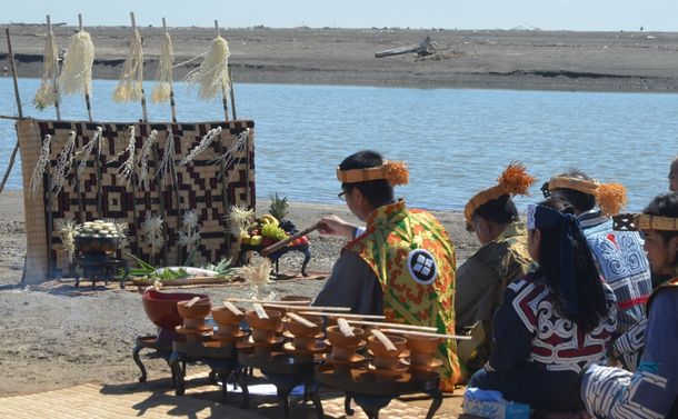 写真・図版 : サケを祭壇に供え、川の神に祈るアイヌの儀式「ペッカムイノミ」=2015年、白老町 