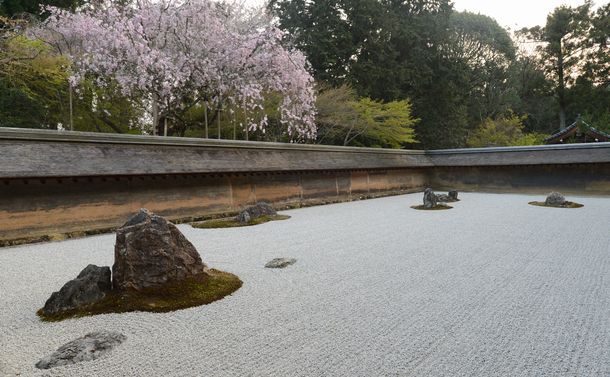 写真・図版 : 龍安寺の石庭＝2014年4月10日、京都市右京区