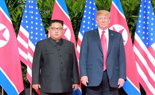 写真・図版 : シンガポールで開かれた初の米朝首脳会談で記念写真に納まる北朝鮮の金正恩朝鮮労働党委員長（左）とトランプ米大統領＝2018年6月12日、朝鮮通信