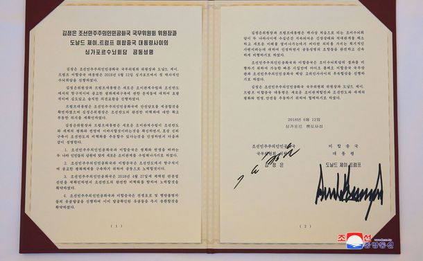 写真・図版 : シンガポールで6月12日にあった米朝首脳会談で、北朝鮮の金正恩朝鮮労働党委員長とトランプ米大統領が署名した共同声明＝朝鮮通信 