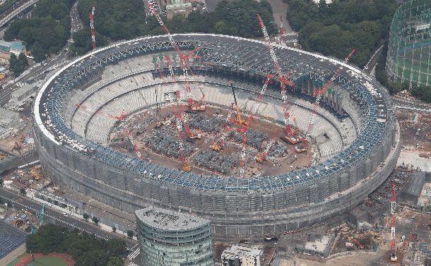 写真・図版 : 3層構造のスタンドの土台部分ができた新国立競技場＝2018年7月18日