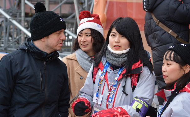 写真・図版 : 平昌五輪で得意の英語を使って外国人の観客に対応する日本の学生ボランティア＝2月24日、韓国のフェニックス・スノーパーク