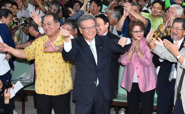 沖縄県知事選に当選し、カチャーシーを踊って喜ぶ翁長雄志氏＝2014年11月16日
