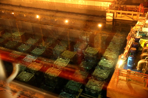 写真・図版 : ソープの核燃料プール。水中に使用済み核燃料が並んでいる