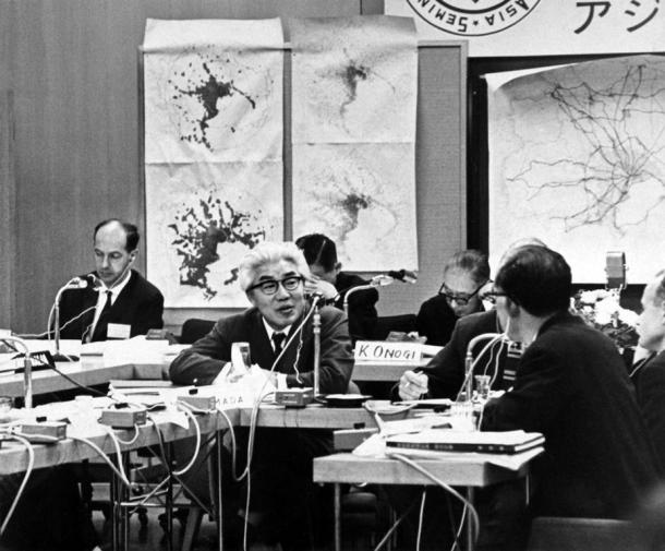 写真・図版 : 首都高計画をリードした山田正男氏(中央)=1964年6月、東京・平河町の日本都市センターで