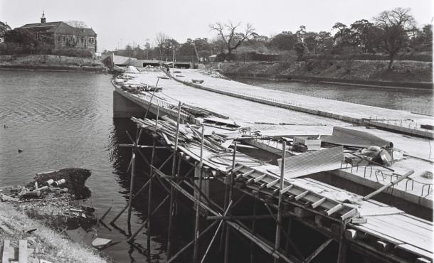 写真・図版 : 建設中の首都高4号線。水上を走る千鳥ヶ淵公園付近で=1964年
