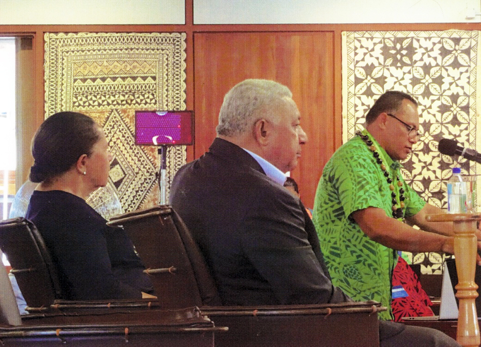 写真・図版 : 開会式に臨むバイニマラマ首相（中央）