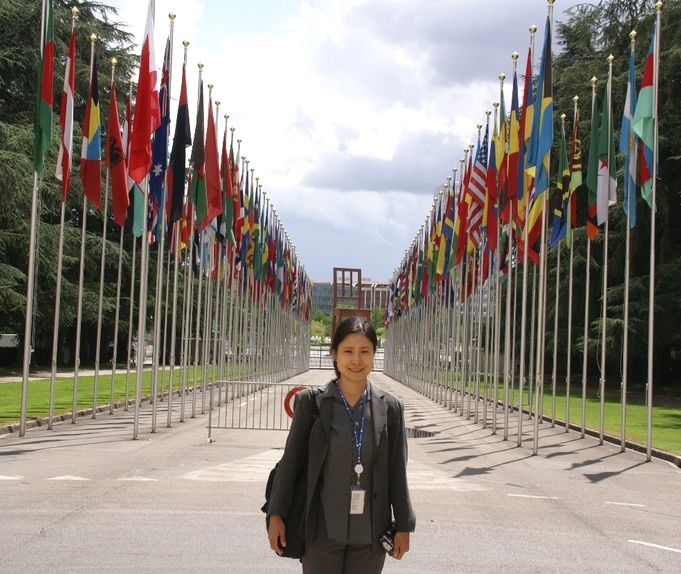 写真・図版 : スイス・ジュネーブにある国連欧州本部前で＝2009年撮影（箱﨑さん提供）