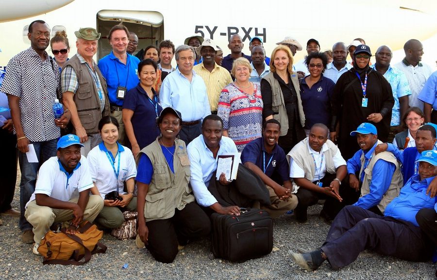 写真・図版 : 2011年2月、ケニアのダダーブを訪れたアントニオ・グテーレス国連難民高等弁務官（現在の国連事務総長）らと記念写真＝2011年撮影（箱﨑さん提供）