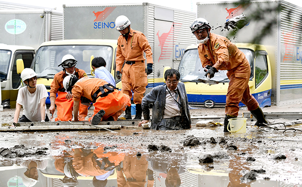 写真・図版 : 液状化で噴き出した泥に埋まった男性＝2018年9月6日、札幌市清田区、北村玲奈撮影