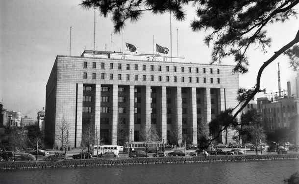 写真・図版 : GHQの本部が置かれた第一生命のビル＝1950年12月