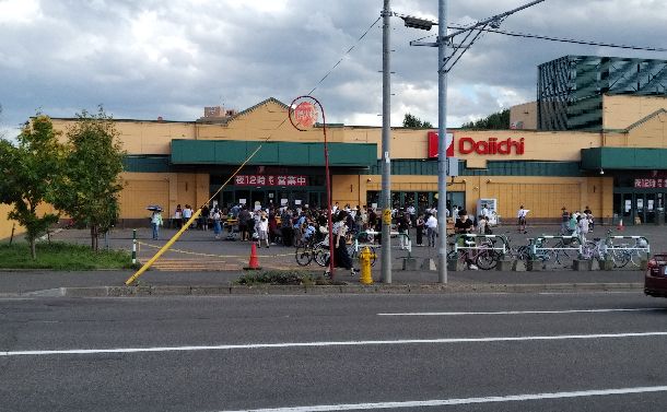 写真・図版 : スーパーの前には買い物客の行列ができていた=2018年9月6日、札幌市、筆者撮影