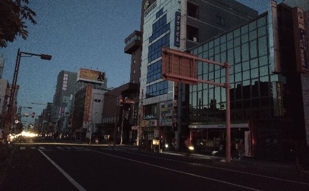 写真・図版 : 街灯が消え、信号も動いていない待ちの通り=2018年9月7日、札幌市、筆者撮影