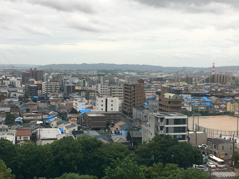 写真・図版 : 通訳応援で訪れた茨木市役所からの眺め＝2018年7月5日（筆者撮影）