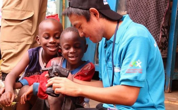写真・図版 : 子どもたちがカメラに興味を示したので撮影した写真を見せた＝ウガンダの首都カンパラで