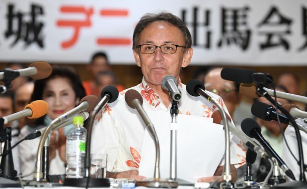 写真・図版 : 沖縄県知事選への出馬を表明した玉城デニー氏