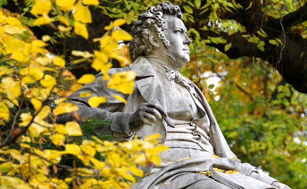 写真・図版 : ウイーン市立公園にあるシューベルト像＝オーストリア・ウイーン ＝2011年11月3日
