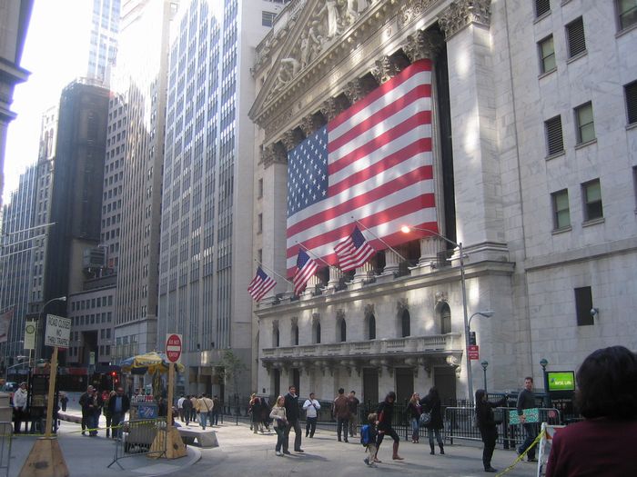 写真・図版 : 金融恐慌の震源地、ウォール街のニューヨーク証券取引所＝2008年10月（筆者撮影）