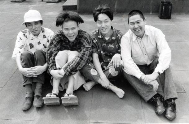 写真・図版 : たまのメンバー。左から滝本晃司さん、知久寿焼さん、柳原幼一郎さん、石川浩司さん