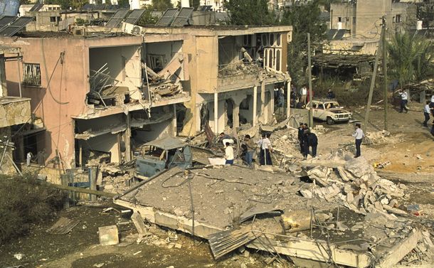 写真・図版 : 米国を中心とした多国籍軍がイラクを攻撃。これに対して、イラクがイスラエルにミサイルを撃ち込んだ。この攻撃で破壊された民家と復旧作業＝1991年1月18日