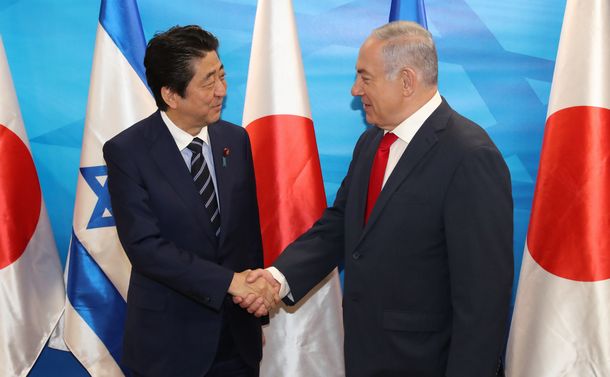 写真・図版 : イスラエルの首相府でネタニヤフ首相（右）の出迎えを受け、握手する安倍晋三首相＝2018年5月2日、エルサレム