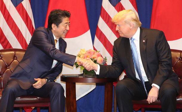 写真・図版 : トランプ米大統領（右）との首脳会談で、握手する安倍晋三首相＝2018年9月26日、ニューヨークのホテル