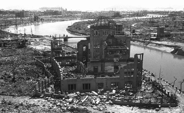 写真・図版 : 朝日新聞カメラマンの故松本栄一氏が原爆投下後に撮影した原爆ドーム＝1945年9月