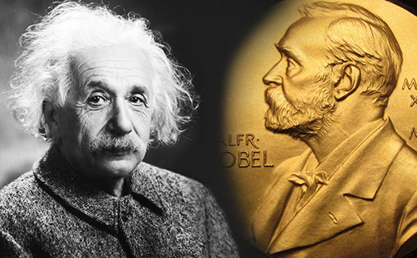 写真・図版 : アインシュタインとノーベル賞メダル