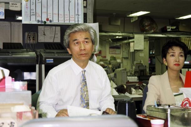 本番前の打ち合わせで原稿に目を通し、モニター画面で映像を追う筑紫哲也さん。右は浜尾朱美さん。1994