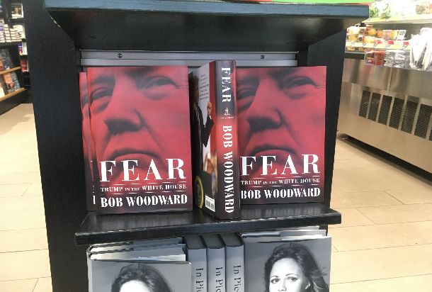 写真・図版 : ボブ・ウッドワード氏の近著「Fear（恐怖）」は発売後1週間、全米で110万部以上を売り上げたとされる