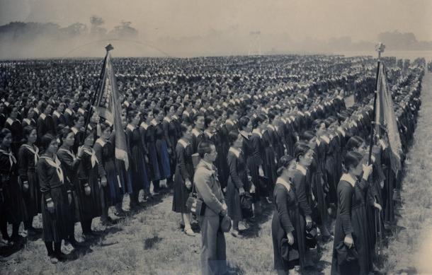写真・図版 : 1940年5月22日、東京・代々木練兵場で開催された教育勅語拝戴の記念式。都下の大学、高等専門学校の生徒約9万人が参加した 