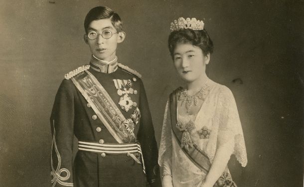 写真・図版 : 結婚当日の秩父宮雍仁親王と勢津子妃＝1928年9月28日 