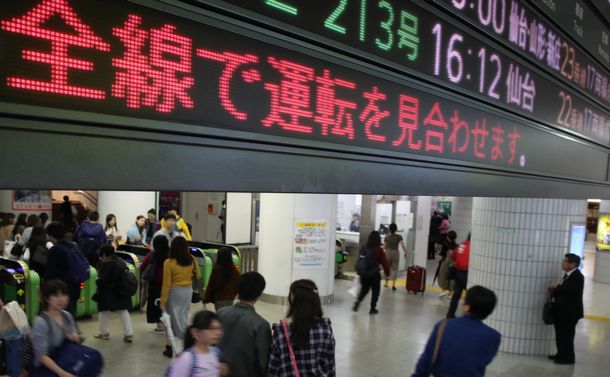台風24号の影響で首都圏のJRの在来線各線が午後8時から運休となった＝2018年9月30日、JR東京駅