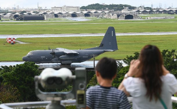 米軍嘉手納基地を一望できる「道の駅かでな」の展望台からは米軍機を間近に見ることができる＝2018年8月29日、沖縄県嘉手納町