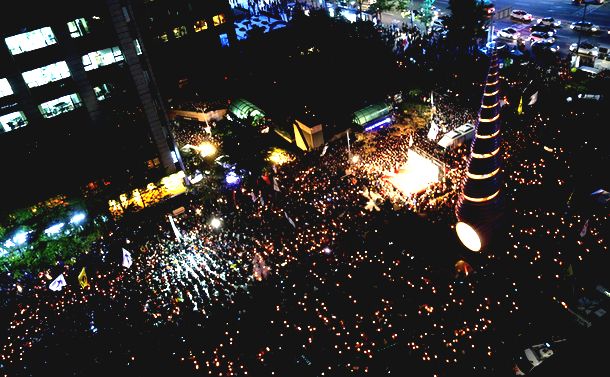 写真・図版 : 서울 시내 한 복판에서 지속된 박근혜 전대통령 퇴진 요구 촛불 집회, 참가자들은 모두 촛불을 들고 집회에 참가했다= 2016년 10월 29일