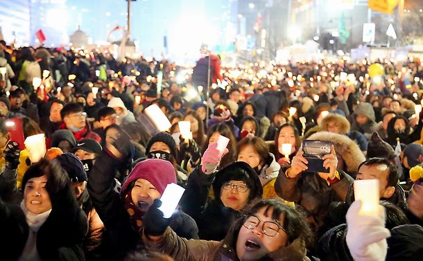 写真・図版 : 박근혜 전대통령의 사임을 요구하는 집회, 참가자들은 하야하라는 구호를 거듭하여 외쳤다= 2016년 11월 26일