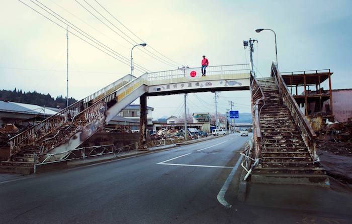 写真・図版 : ２０１１年4月、気仙沼の歩道橋