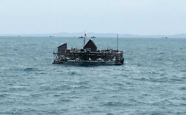 写真・図版 : マレーシア沖の海上生活者の家「ケロン（kelong）」＝2017年10月22日、筆者撮影