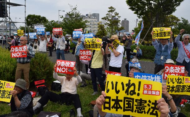 写真・図版 : 護憲のメッセージを掲げる護憲団体のメンバーら＝2018年5月3日、東京都