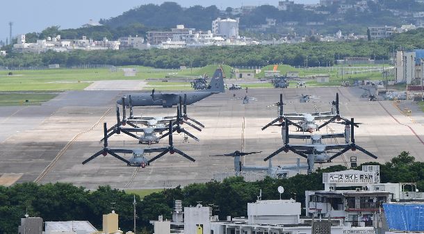 写真・図版 : 米軍普天間飛行場に駐機するオスプレイなど米軍機＝2018年9月6日、沖縄県宜野湾市