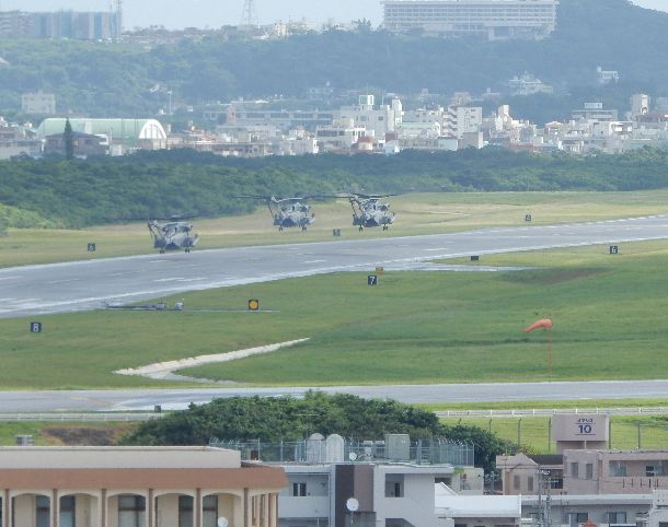 写真・図版 : 普天間飛行場を編隊で飛び立つ米海兵隊の大型輸送ヘリ＝2018年9月13日、沖縄県宜野湾市