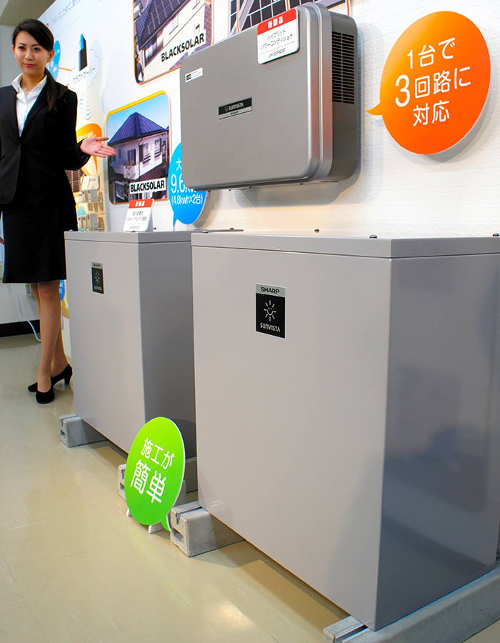 写真・図版 : 大手電機メーカーの家庭用蓄電システム＝2015年2月23日、大阪市北区