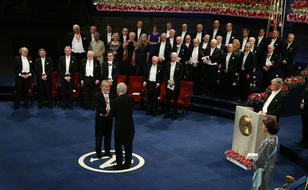 写真・図版 : ノーベル賞授賞式でメダルを受け取る大隅良典さん。ノーベル賞受賞者の輩出は「科学技術創造立国」の象徴となってきた＝2016年12月10日