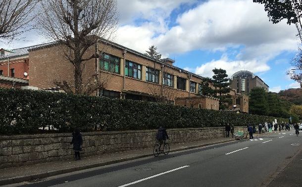 写真・図版 : 立て看板が撤去された後の京都大学本部