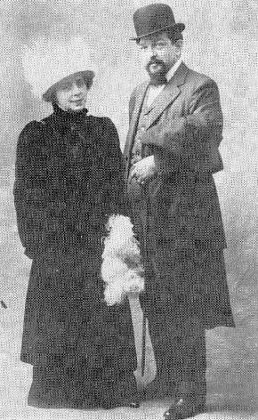 作曲家クロード・ドビュッシー（右）と夫人 