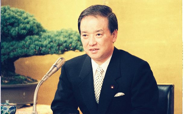 写真・図版 : 記者会見する海部俊樹首相=1990年12月30日