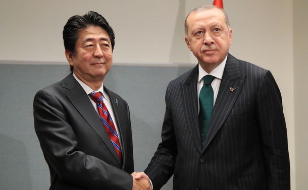 写真・図版 : 安倍晋三首相と握手をするトルコのエルドアン大統領（右）＝2018年9月24日、ニューヨークの国連本部